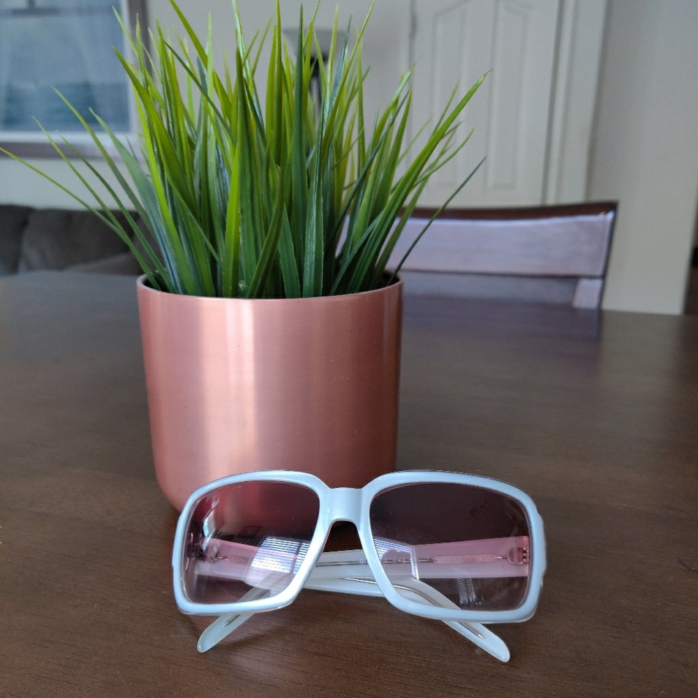 White Guess sunglasses